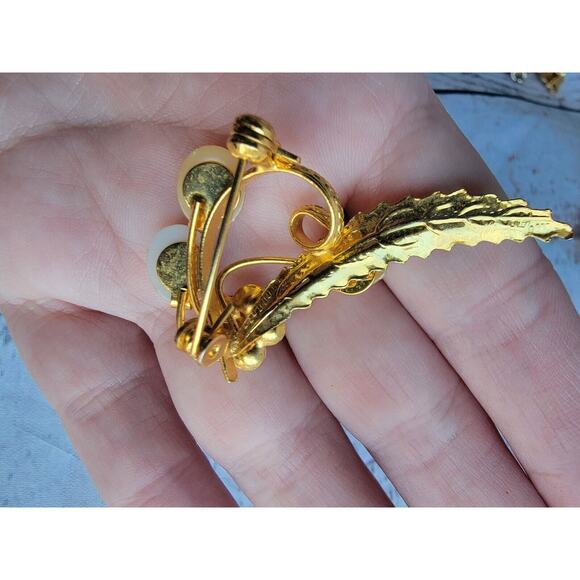 Vintage Gold Tone Brooch Pin With Faux Pearl Cluster Pink White Leaf Details - Picture 4 of 5